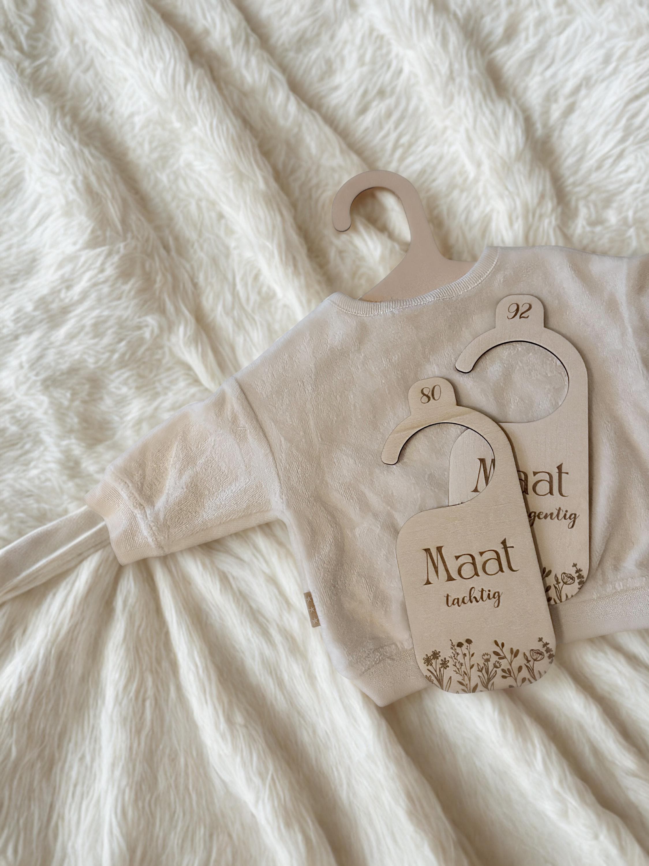 Houten maathangers babykleding | Wildflower design