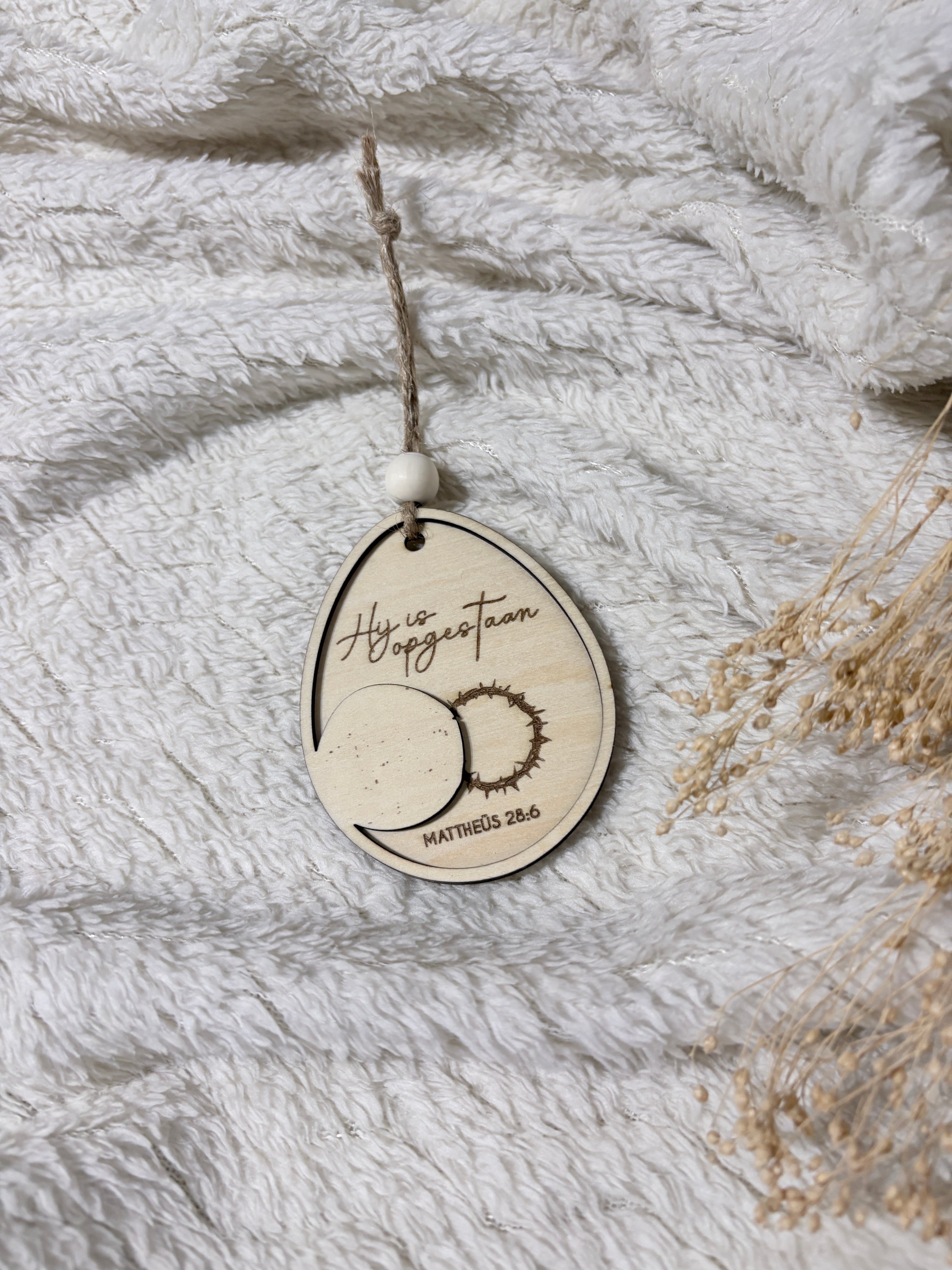 Houten Paasornament “Hij is Opgestaan” | Paasdecoratie