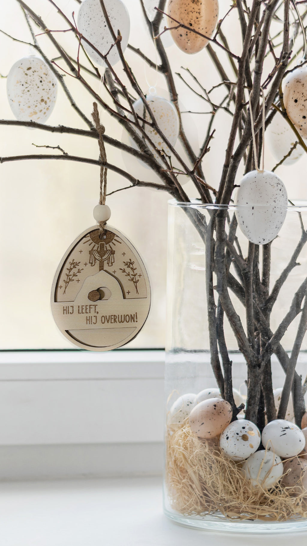 Houten Paasornament “Hij Leeft, Hij Overwon” | Christelijke Paasdecoratie