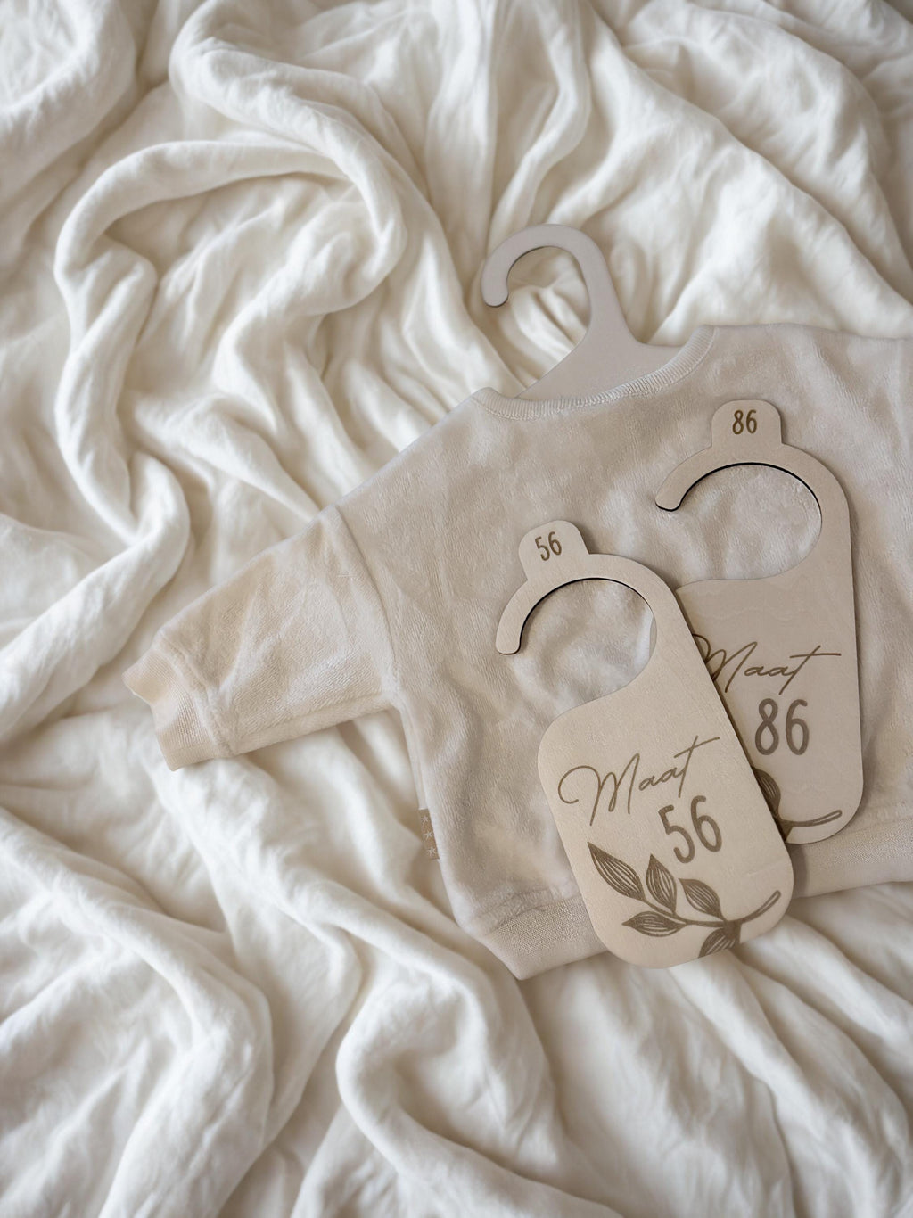 Houten maathangers babykleding | Minimalistisch design