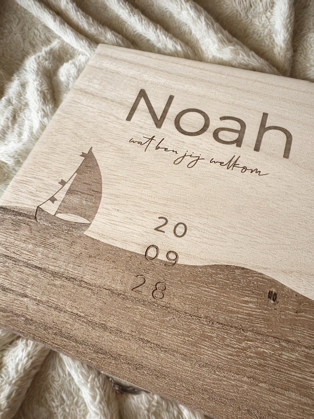 Houten bewaardoos baby | Design op basis van geboortekaartje
