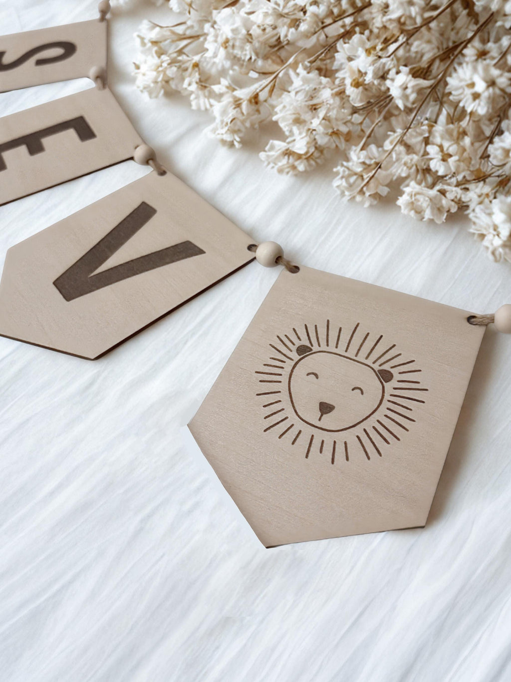 Houten naamslinger | Design op basis van geboortekaartje