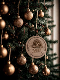 Gepersonaliseerde houten kerstbal met naam en ras