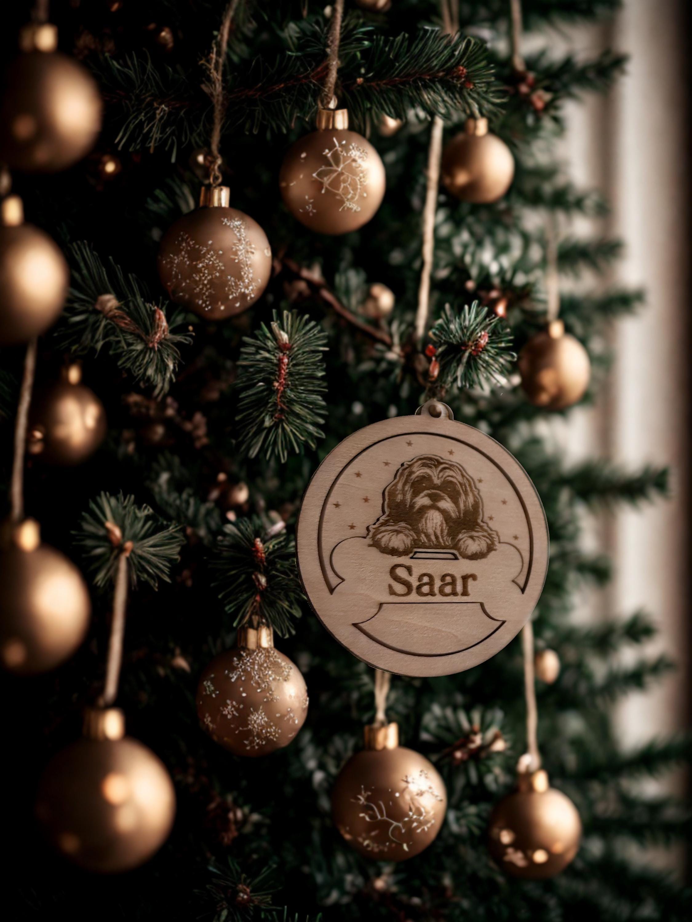 Gepersonaliseerde houten kerstbal met naam en ras