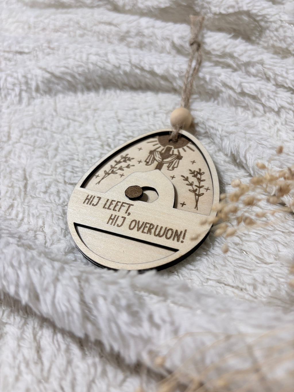Houten Paasornament “Hij Leeft, Hij Overwon” | Christelijke Paasdecoratie