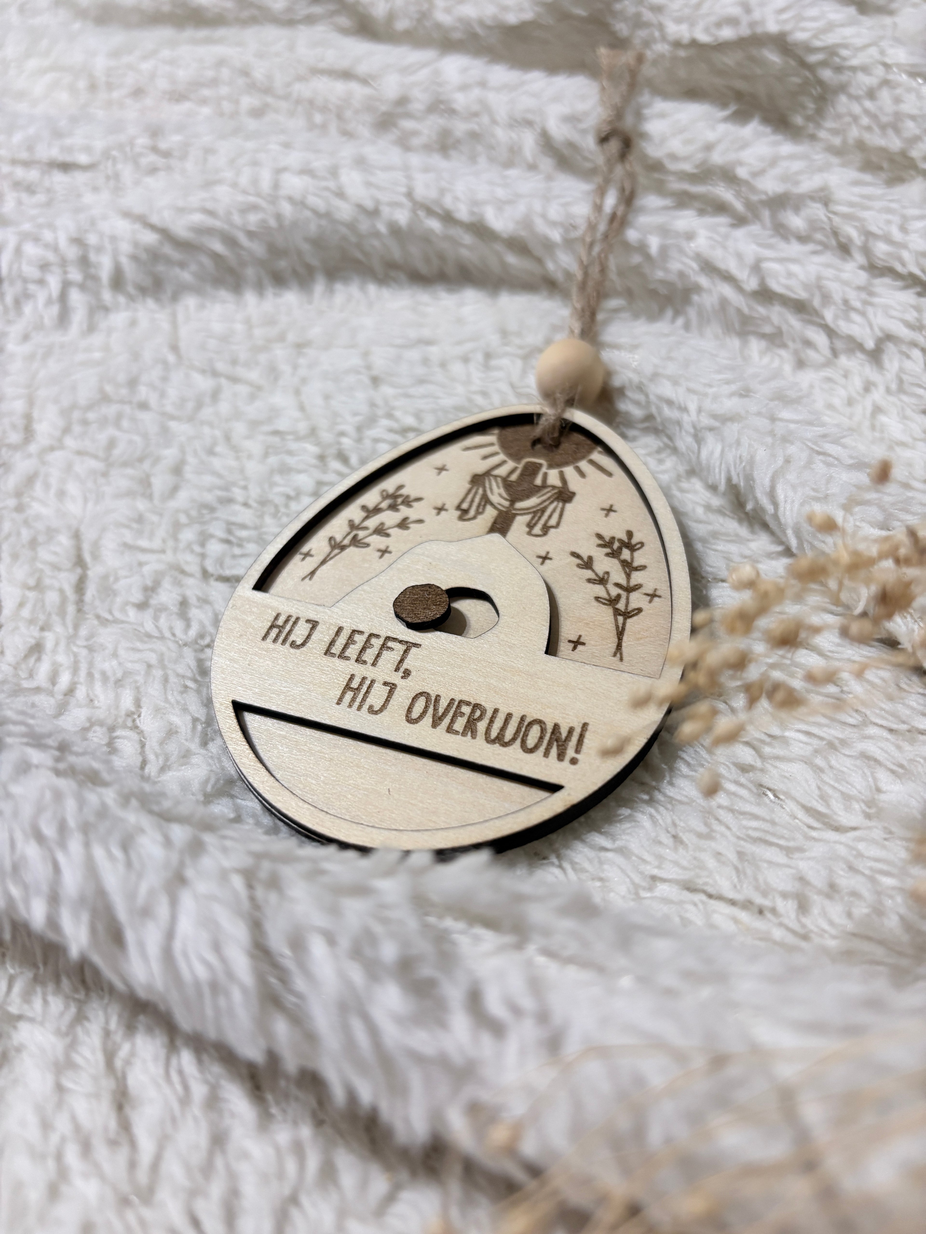 Houten Paasornament “Hij Leeft, Hij Overwon” | Christelijke Paasdecoratie