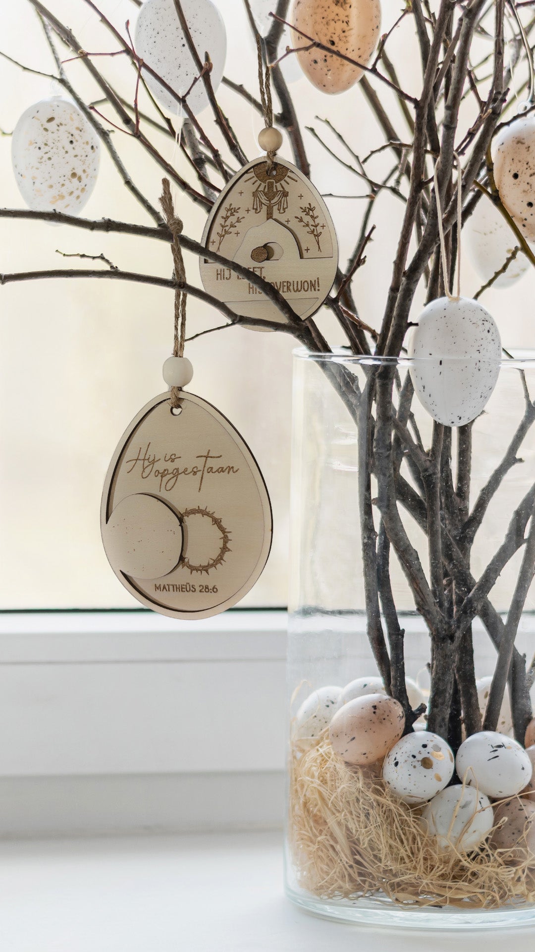 Houten Paasornament “Hij is Opgestaan” | Paasdecoratie