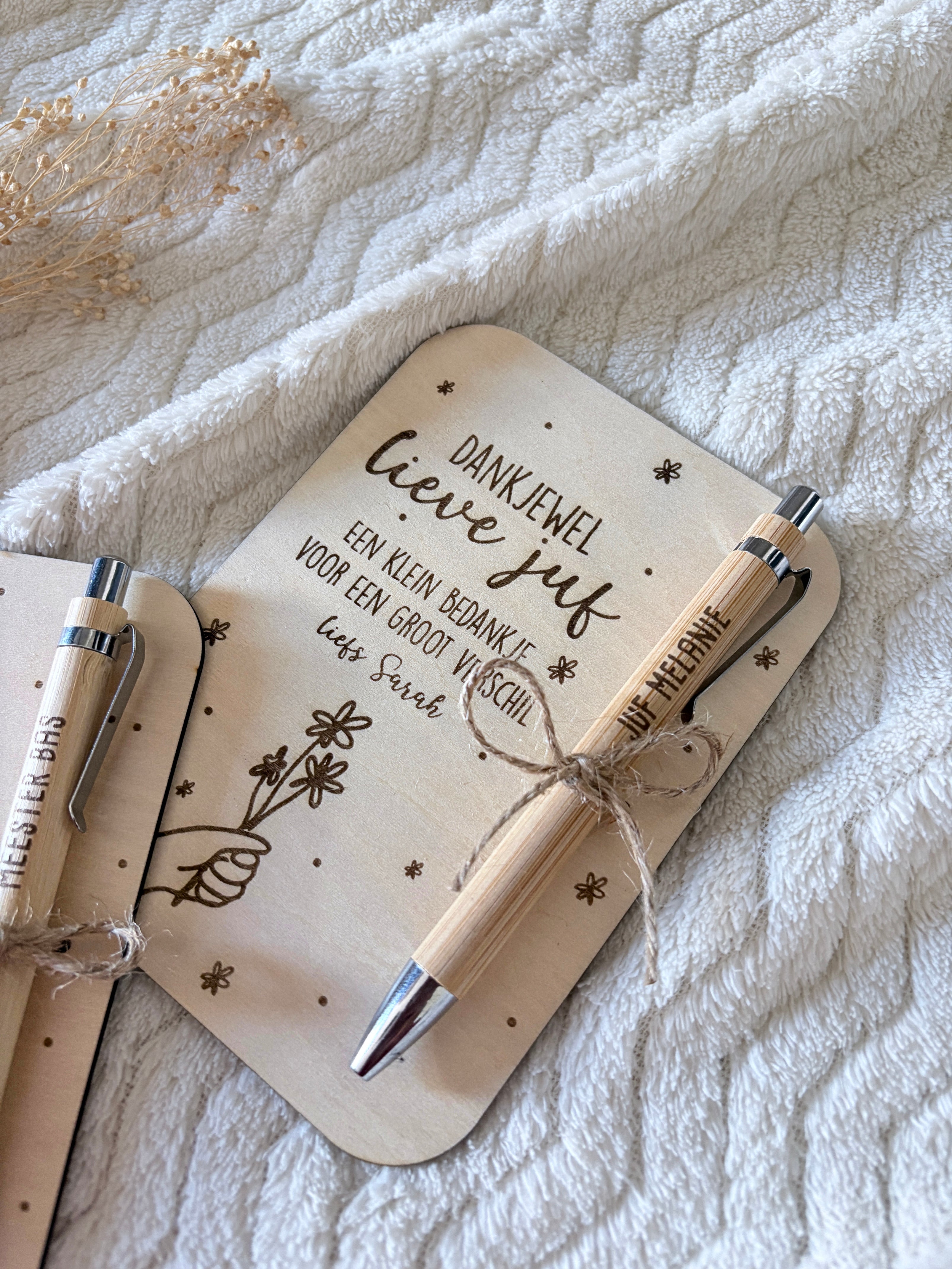 Houten bedankkaart met gegraveerde pen | Cadeau voor juf of meester
