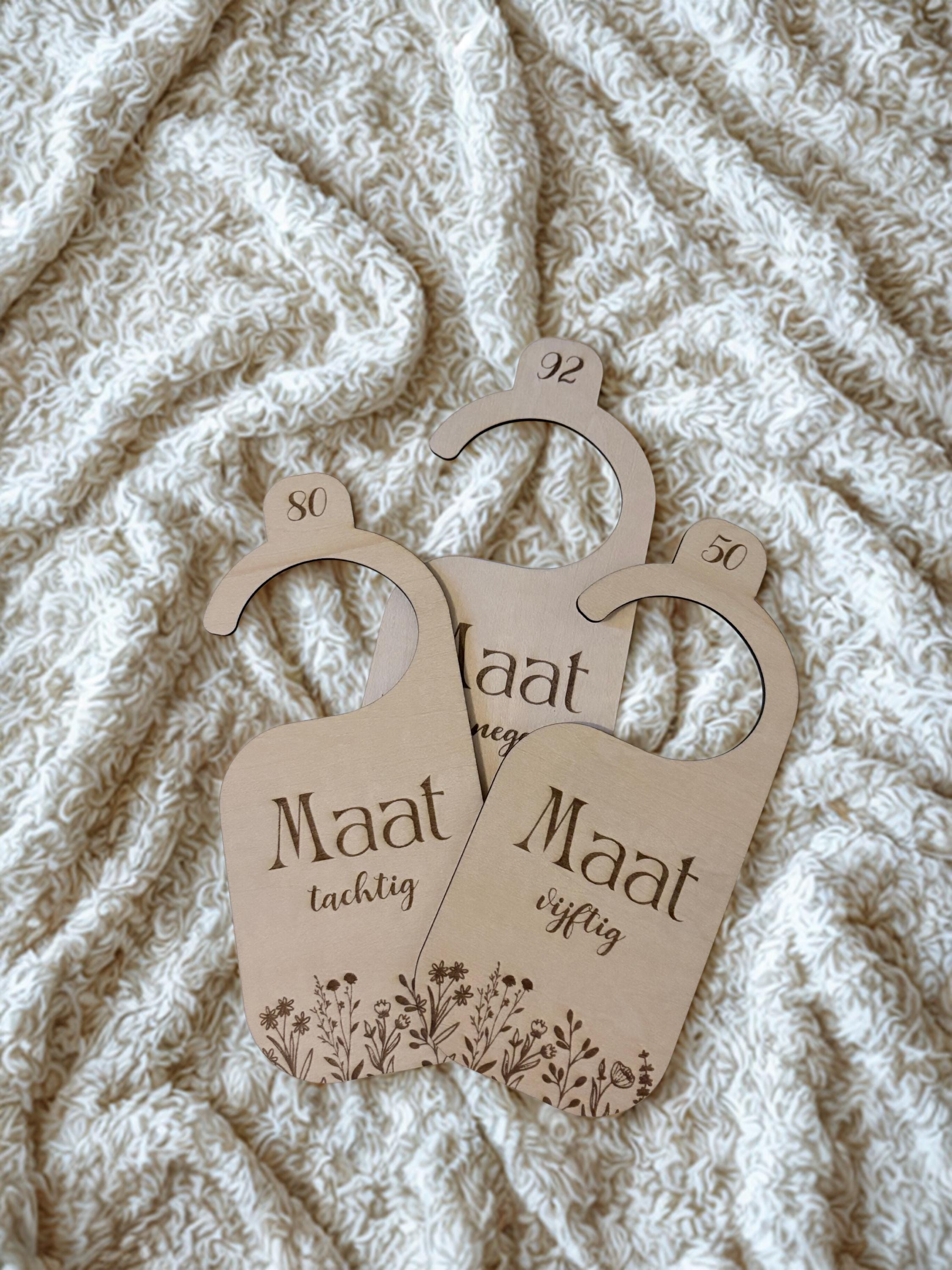 Houten maathangers babykleding | Wildflower design
