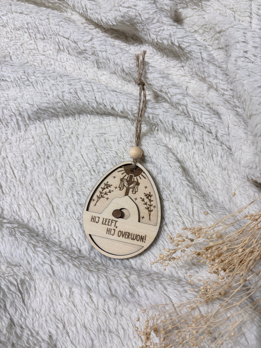 Houten Paasornament “Hij Leeft, Hij Overwon” | Christelijke Paasdecoratie