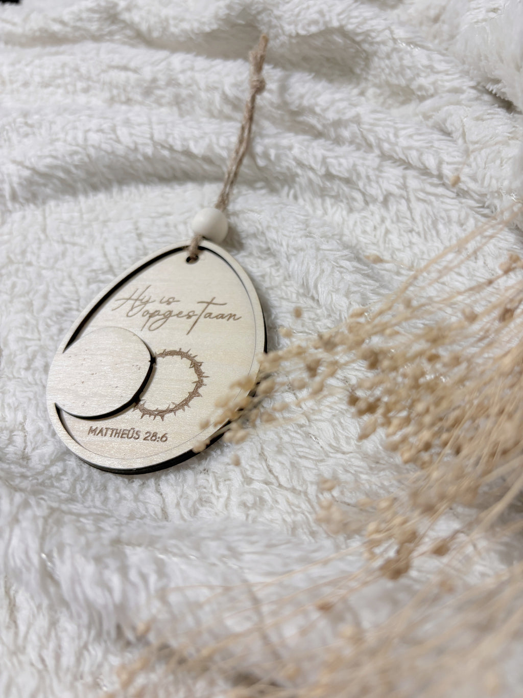 Houten Paasornament “Hij is Opgestaan” | Paasdecoratie