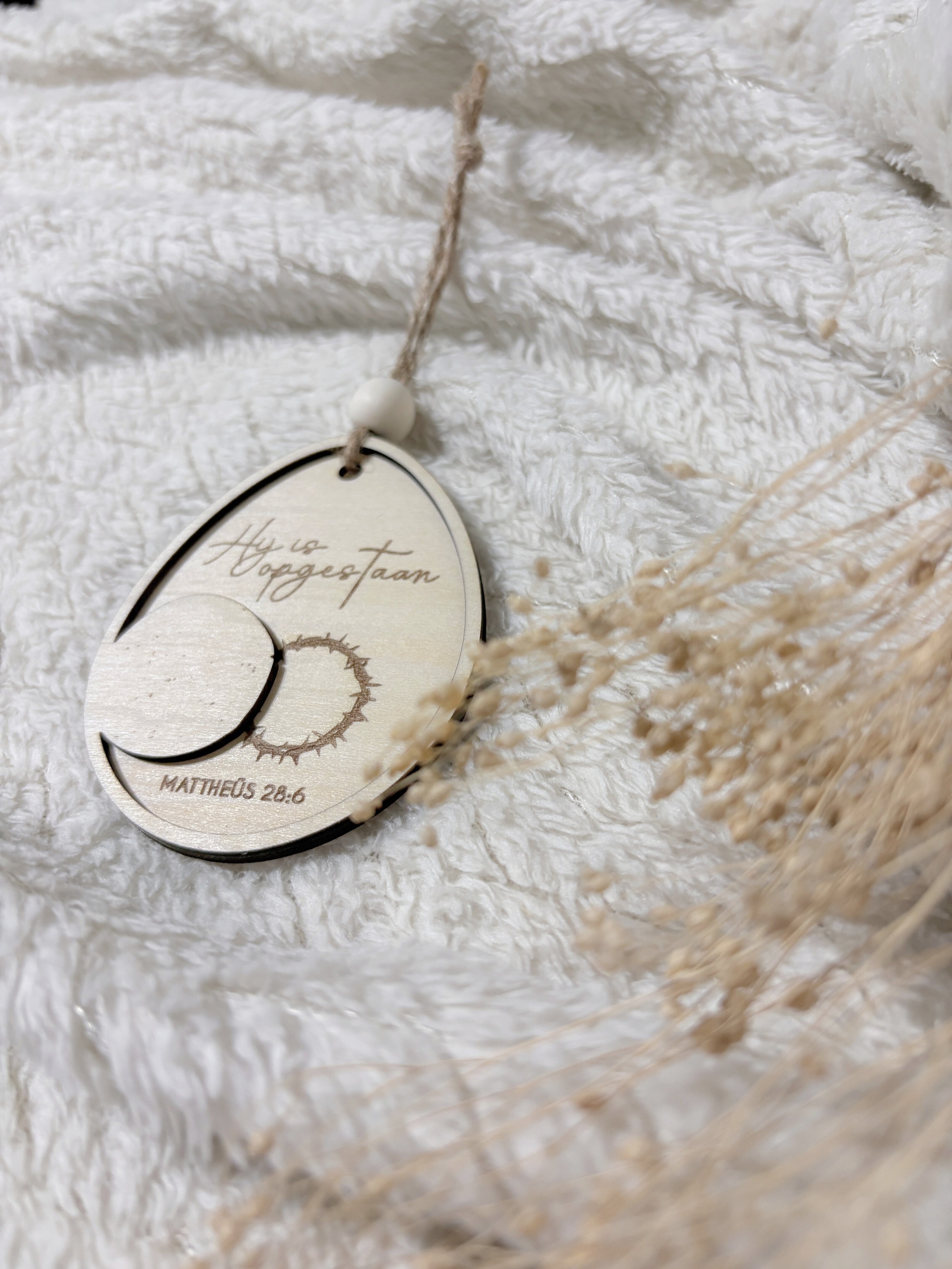 Houten Paasornament “Hij is Opgestaan” | Paasdecoratie