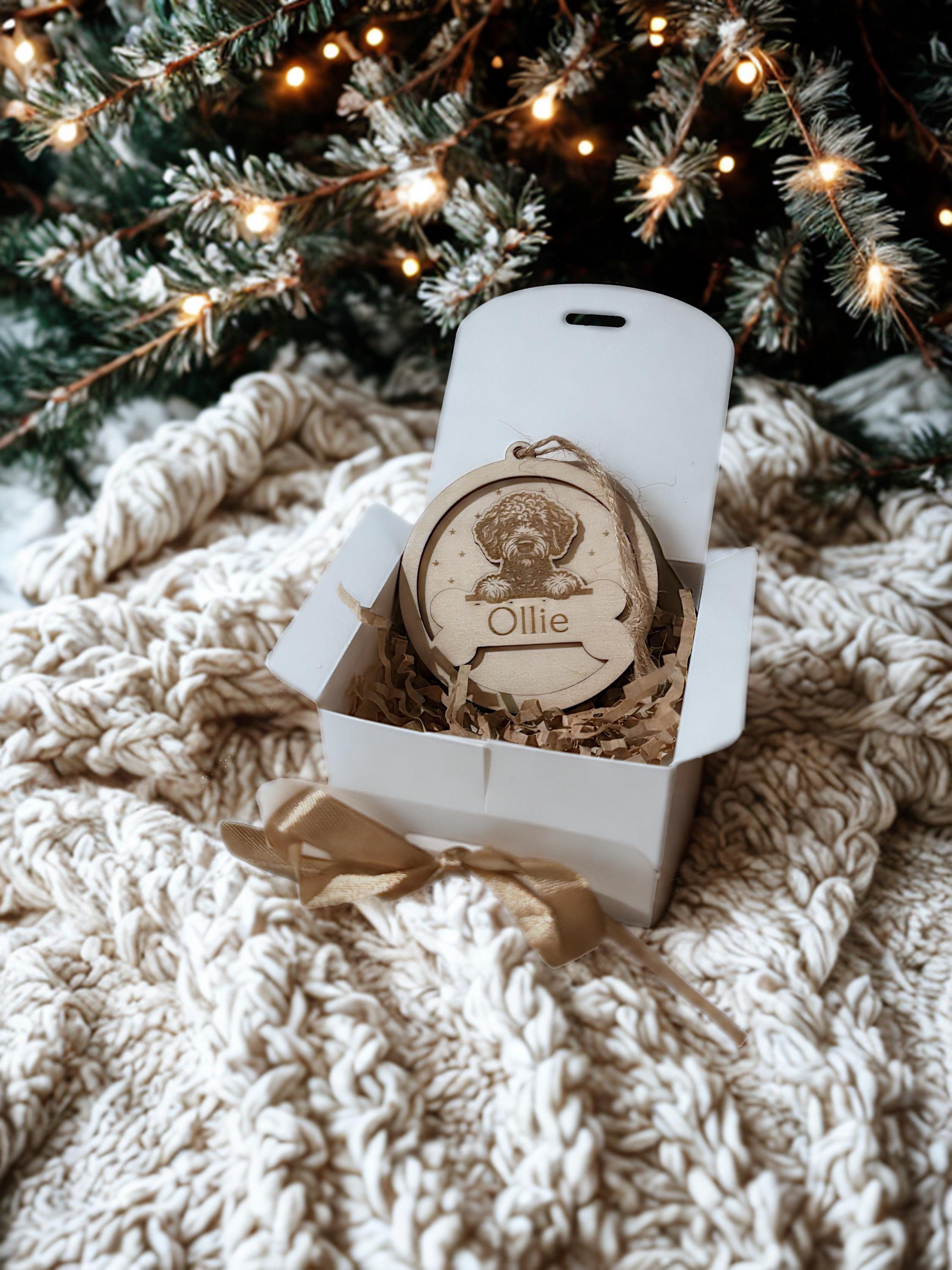 Gepersonaliseerde houten kerstbal met naam en ras