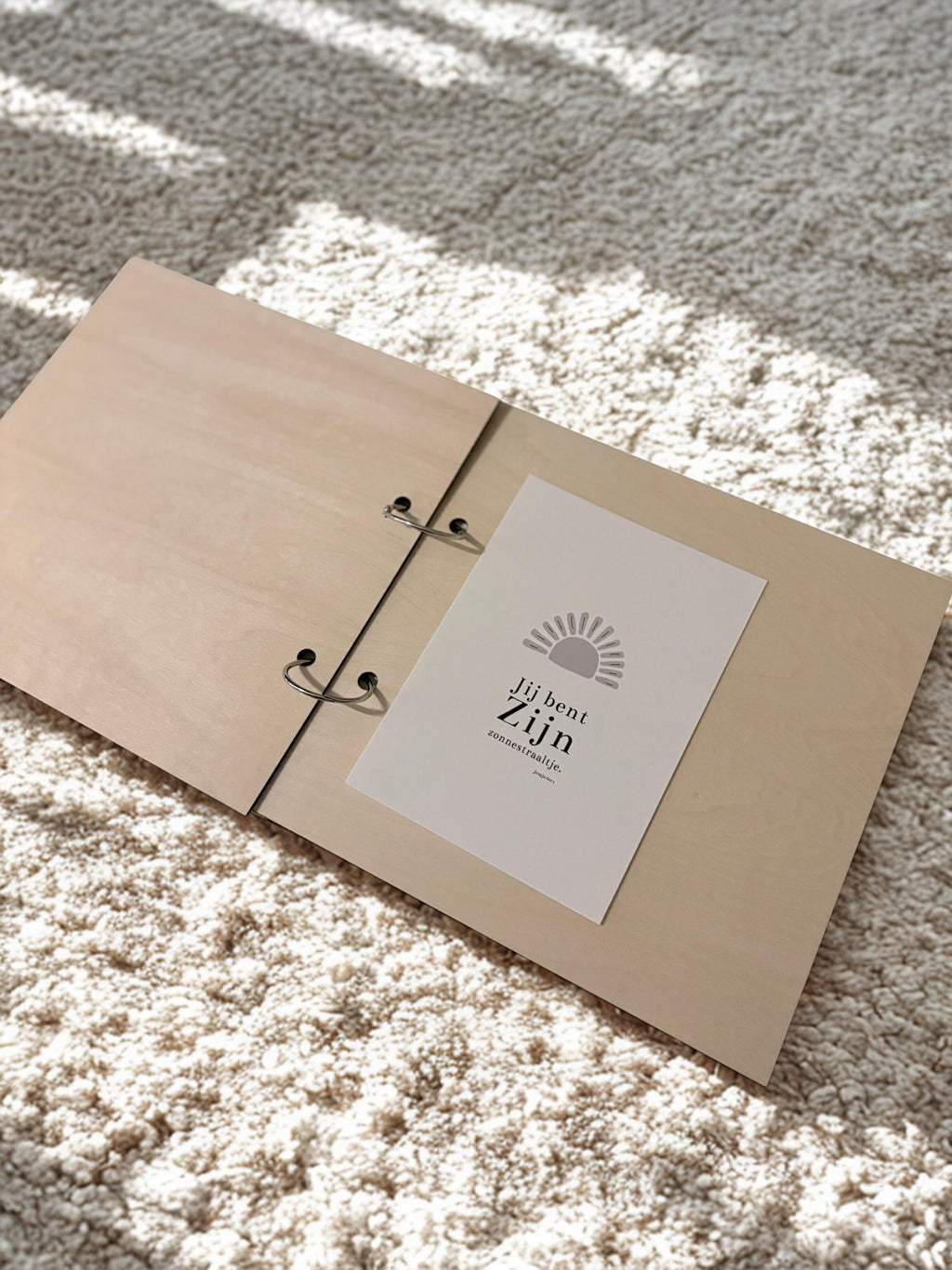 Gepersonaliseerde houten bewaarmap voor geboortekaartjes