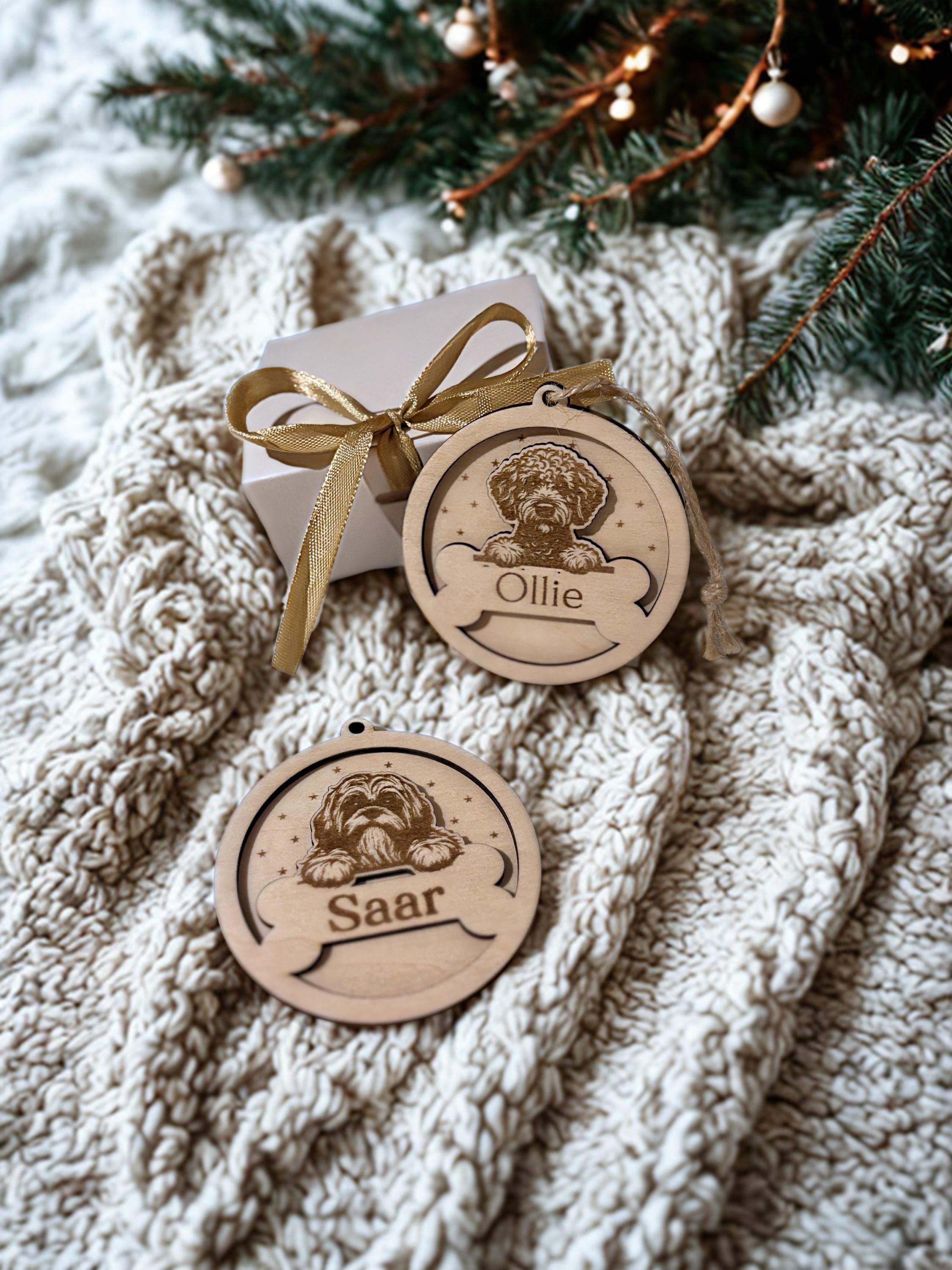 Gepersonaliseerde houten kerstbal met naam en ras