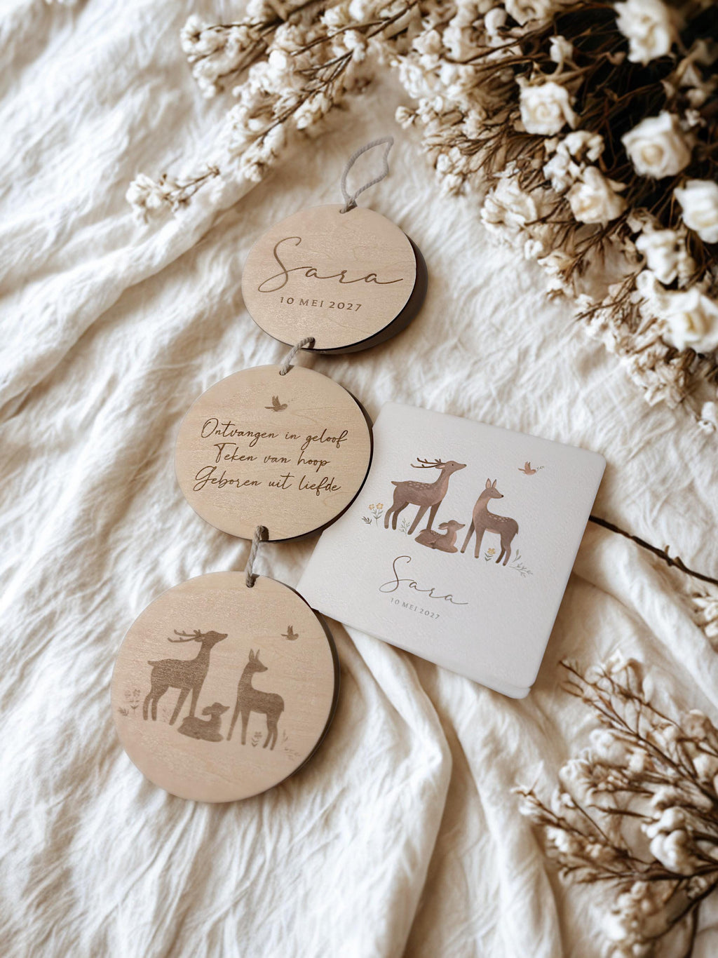 Houten geboorte info hanger | Design op basis van geboortekaartje