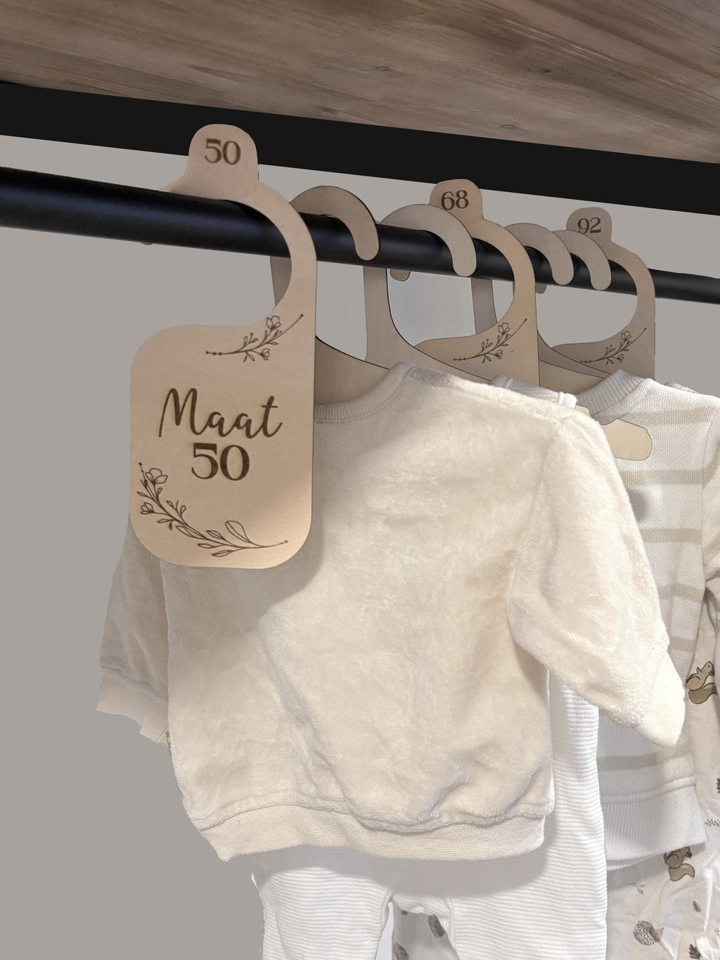 Houten maathangers baby voor kledingkast | Botanisch design