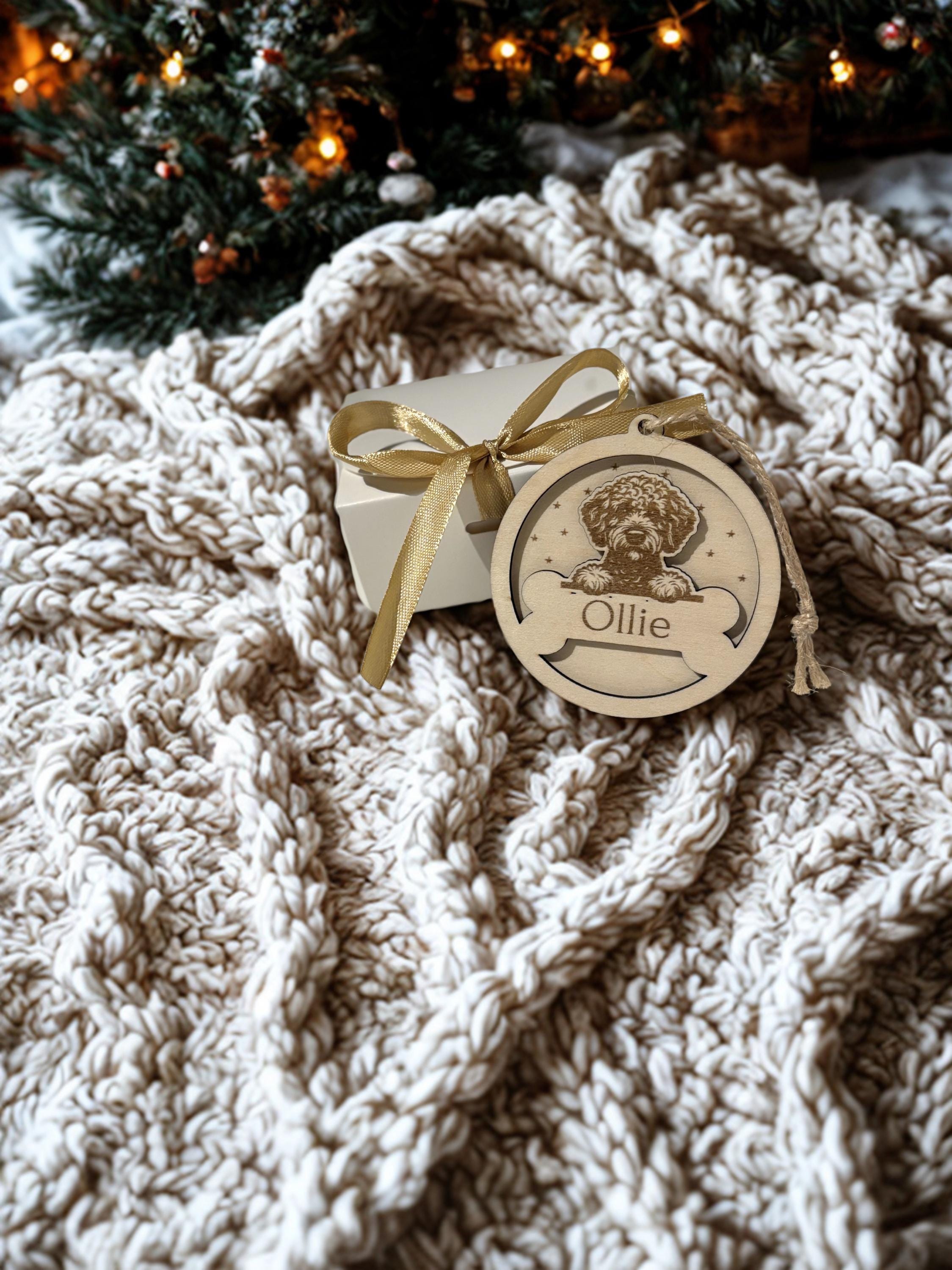 Gepersonaliseerde houten kerstbal met naam en ras