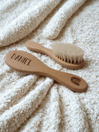 Gepersonaliseerde babyborstel van hout met naam | Regenboog