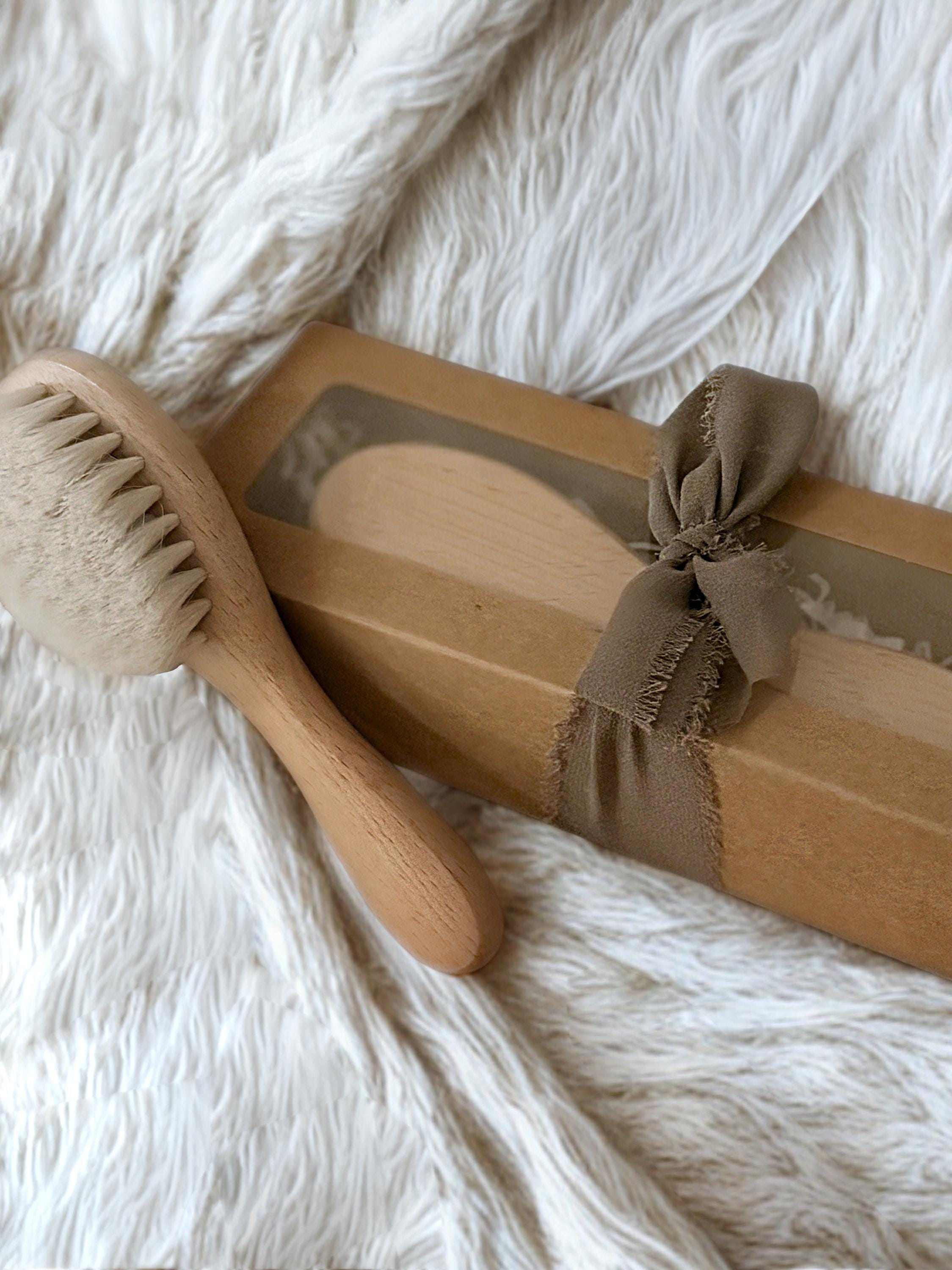 Gepersonaliseerde babyborstel van hout met naam | Regenboog