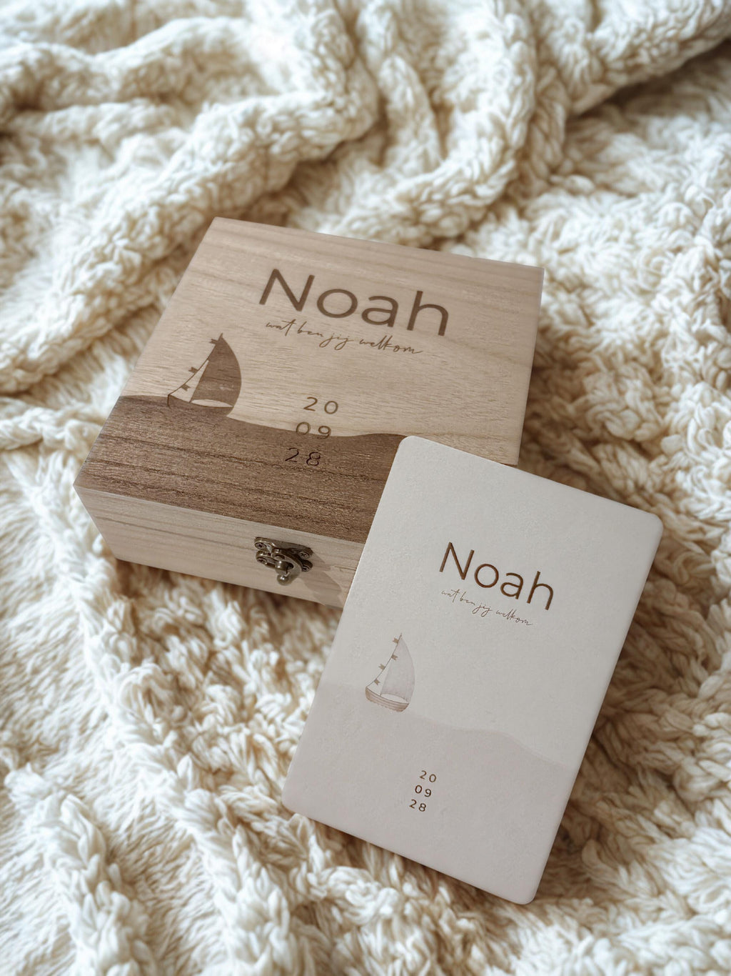 Houten bewaardoos baby | Design op basis van geboortekaartje