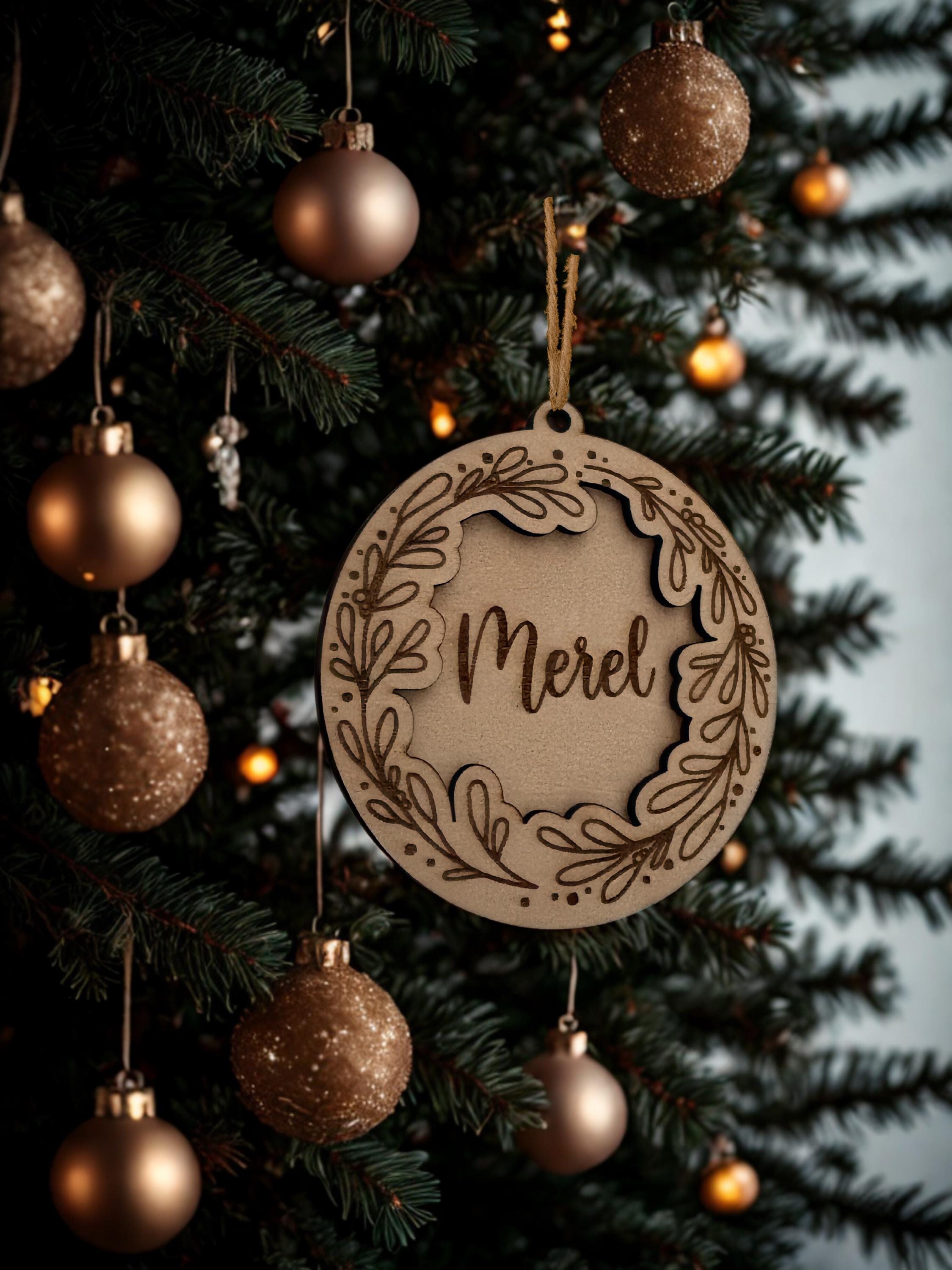 Gepersonaliseerde houten kerstbal met naam en ras