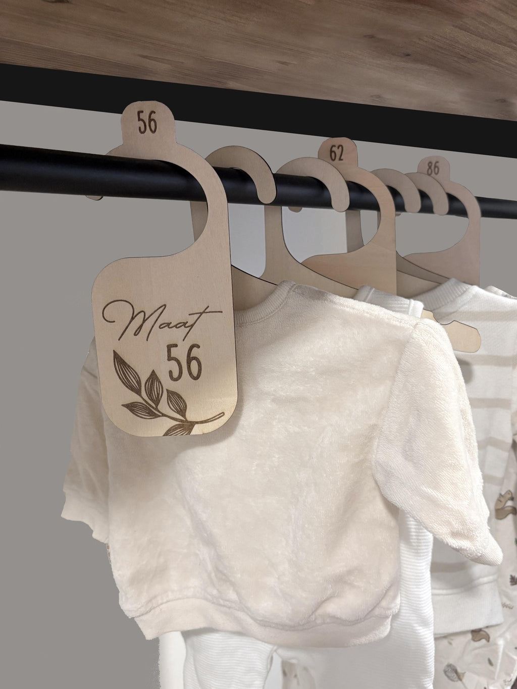 Houten maathangers babykleding | Minimalistisch design