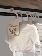 Houten maathangers babykleding | Minimalistisch design