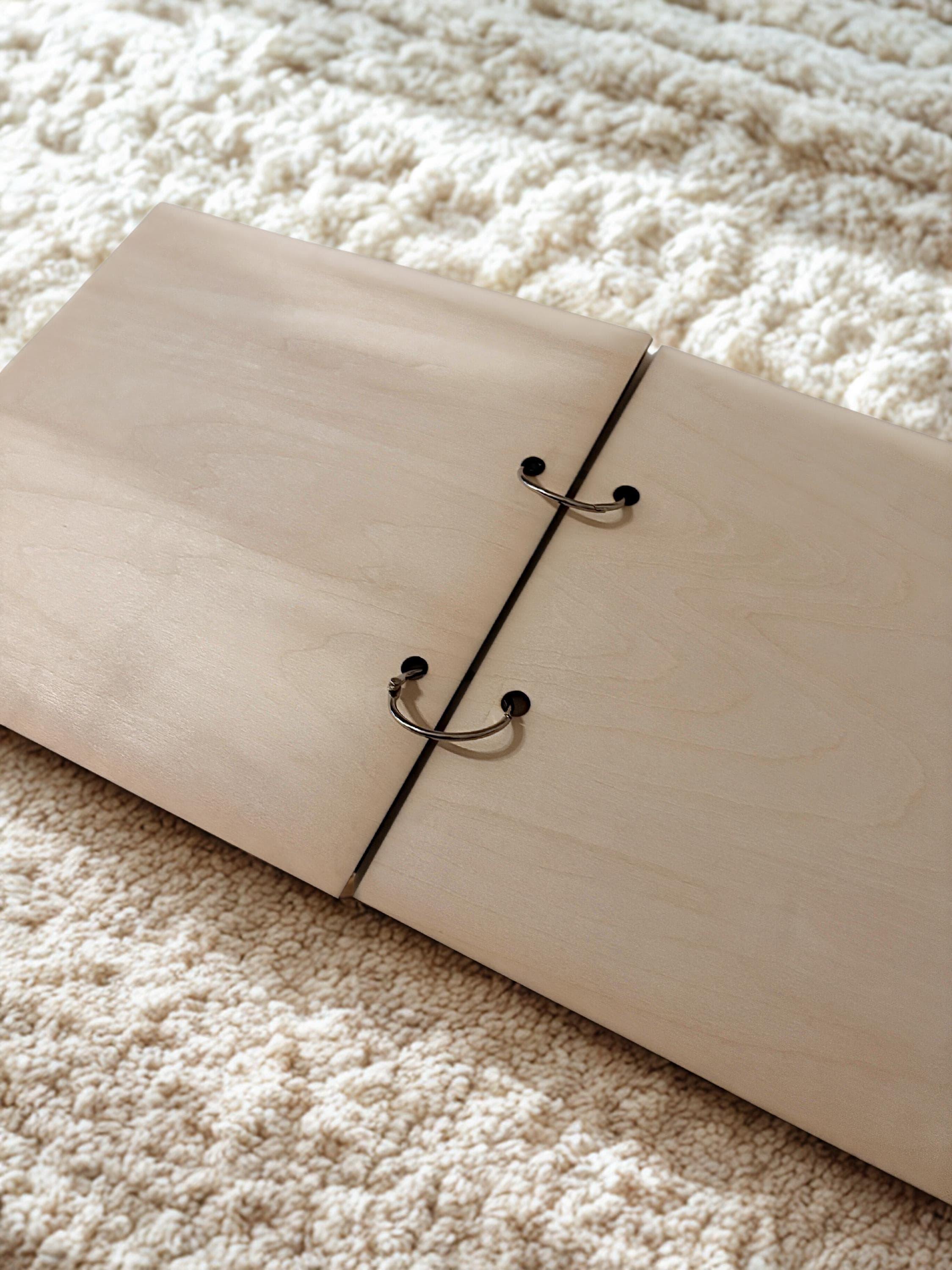 Gepersonaliseerde houten bewaarmap voor geboortekaartjes