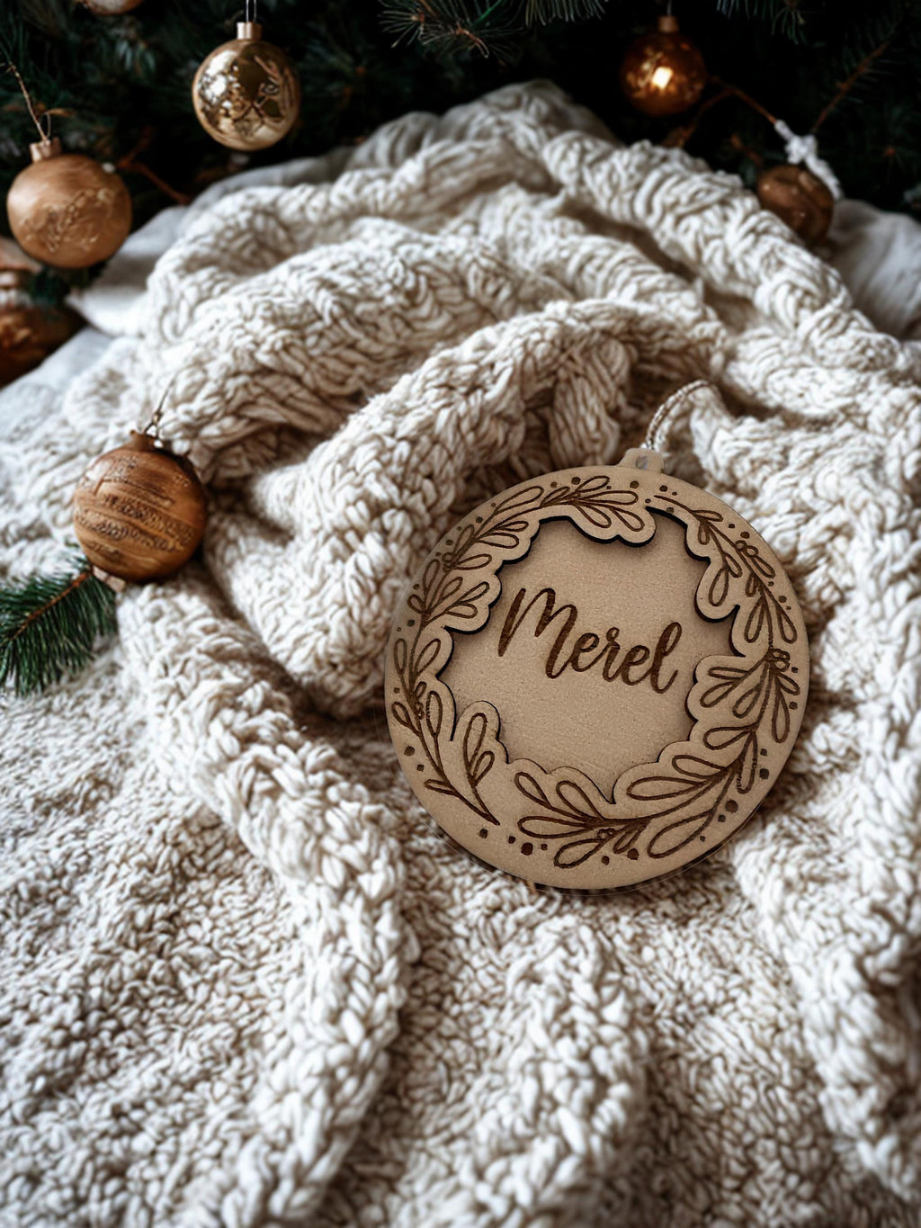 Gepersonaliseerde houten kerstbal met naam en ras