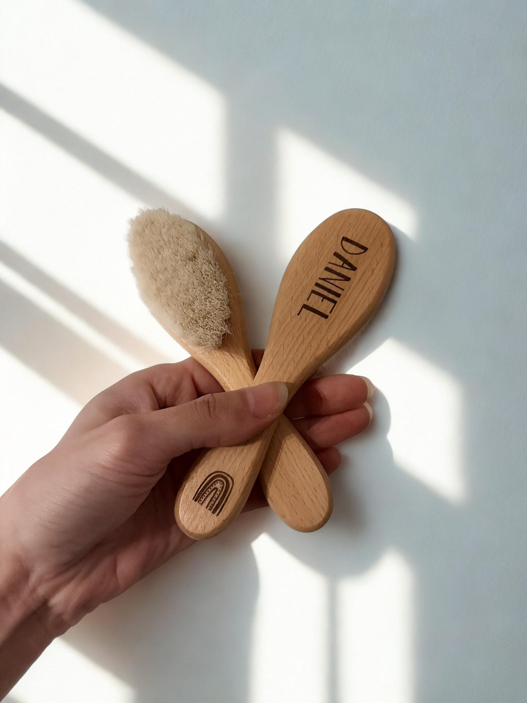 Gepersonaliseerde babyborstel van hout met naam | Regenboog