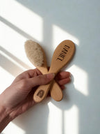 Gepersonaliseerde babyborstel van hout met naam | Regenboog