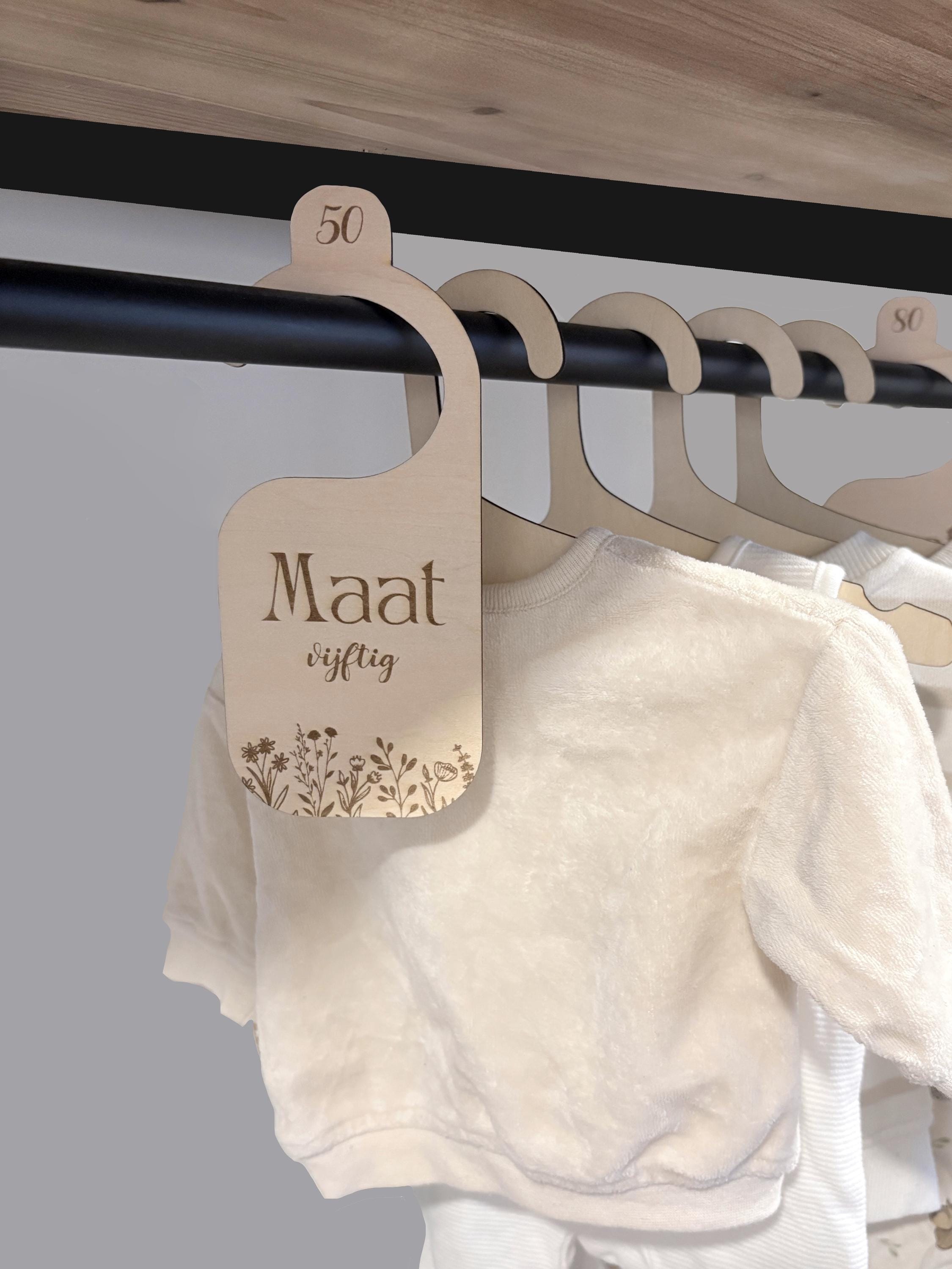 Houten maathangers babykleding | Wildflower design