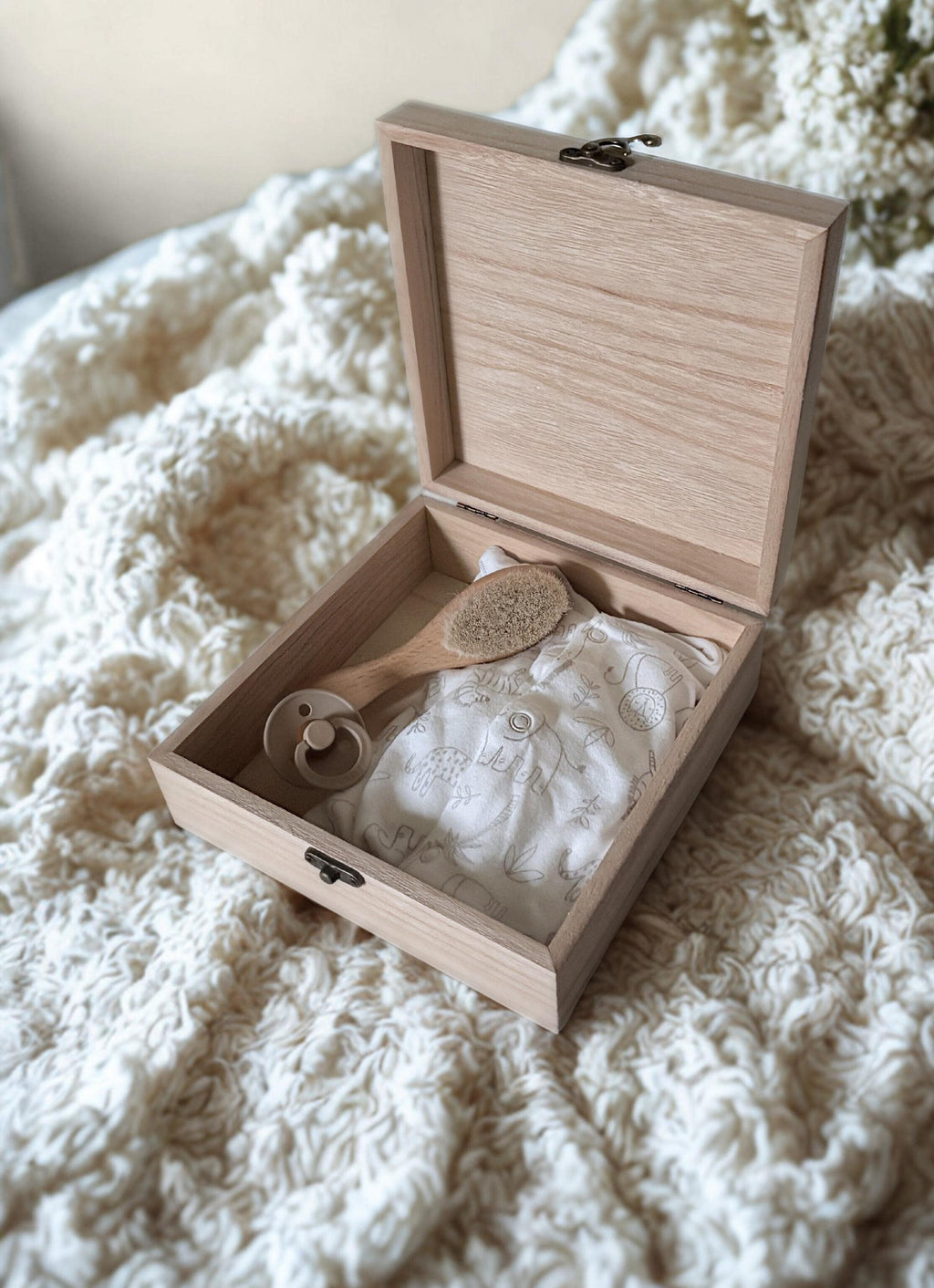 Houten bewaardoos baby | Design op basis van geboortekaartje