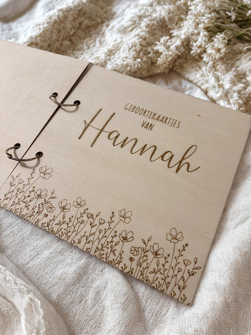 Gepersonaliseerde houten bewaarmap voor geboortekaartjes