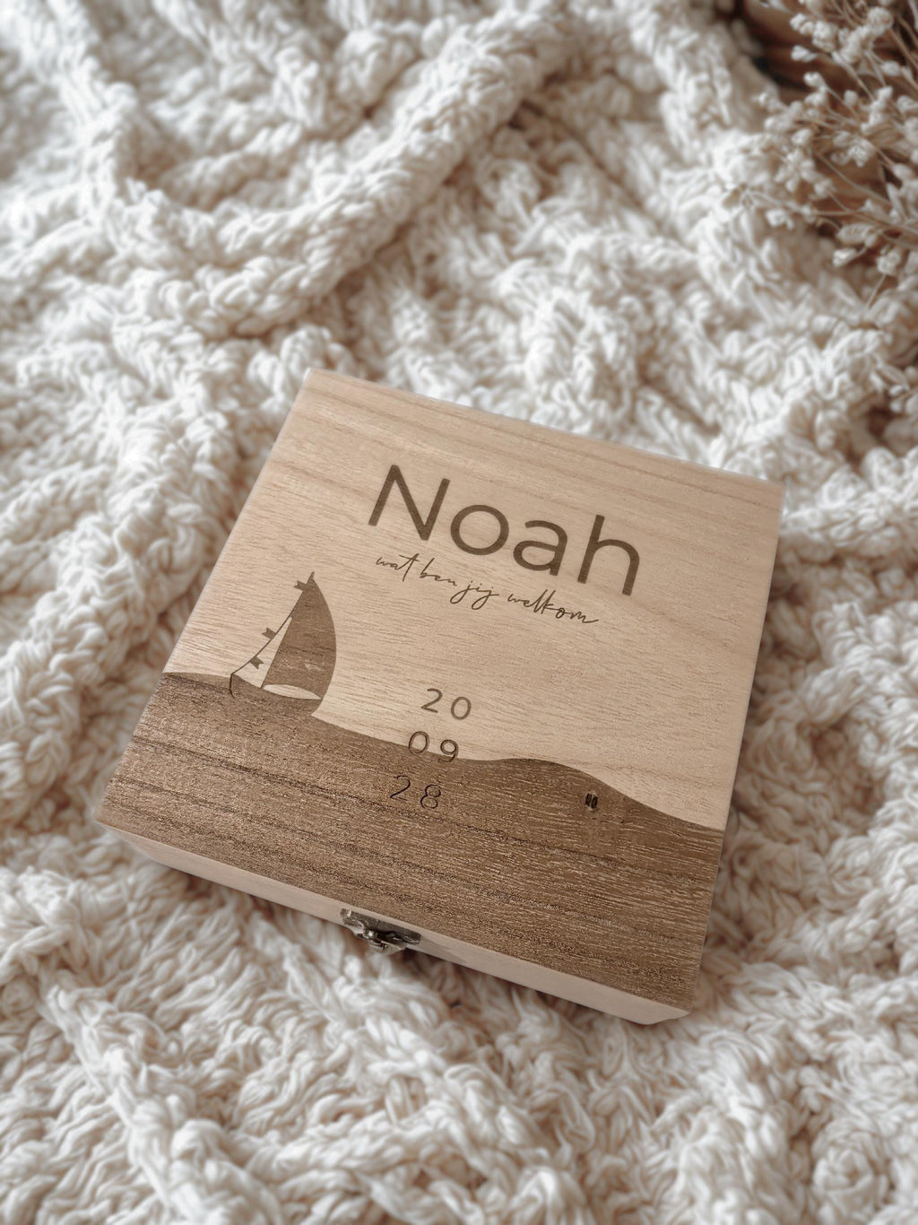 Houten bewaardoos baby | Design op basis van geboortekaartje