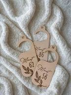 Houten maathangers babykleding | Minimalistisch design